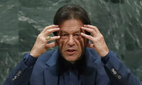 Pakistan Başbakanı: Ya virüsten ya da açlıktan öleceğiz
