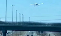 Kanada'da arızalanan uçağının otoyola iniş anı kamerada