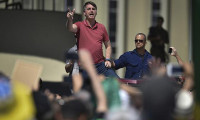 Salgında miting düzenleyen Bolsonaro'nun konuşması öksürükle bölündü