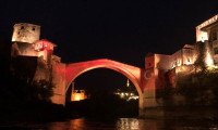 Mostar Köprüsü ay-yıldıza büründü