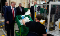 Trump, maske fabrikasını maskesiz ziyaret etti