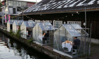 Hollanda restoranlarında korona dönemi: Kabinlerde yemek yiyorlar