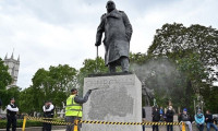 İngiltere'de Churchill heykeline koruma