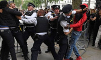 Londra'daki Floyd gösterisine polis müdahalesi