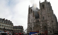 Fransa'daki katedral yangını kundaklama mı?