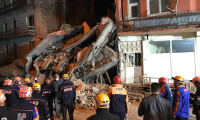 Erzurum'da 5 katlı bina çöktü: Çevre binalarda tahliye