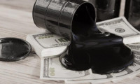 Zayıf dolar petrol fiyatlarını yükseltiyor