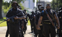 ABD'de polis şiddetine otomatik tüfekle protesto