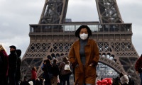 Paris'te maske takmak artık zorunlu