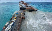 Mauritius Adalarında kara oturan tanker ikiye bölündü