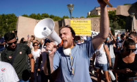 İspanya'da korona önlemleri maske takmayarak protesto edildi