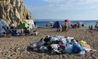 İtalyan koyu, tatilcilerin atıklarıyla çöplüğe döndü