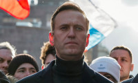 Zehirlendiği iddia edilen Navalnıy tedavi için Almanya'ya götürüldü