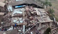 Hindistan'da bina çöktü: 90 kişi enkaz altında