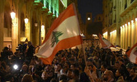 Beyrut’ta halk sokağa döküldü