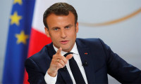 Macron'dan Lübnan'da vaat ve tehdit