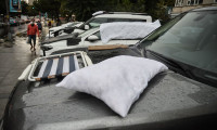 İstanbul'da lüks araçları doludan yorgan-yastıkla korudular
