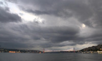 İstanbul'da gün kara bulutlarla başladı