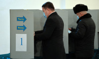 Kırgızistan başkan seçimi ve referandum için sandık başında