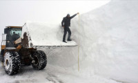 Muş'ta kar kaplanları metrelerce karla mücadele ediyor