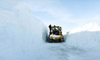 Muş'ta kar kalınlığının 8 metreyi bulduğu köy yolları güçlükle açılıyor