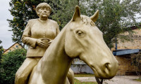 Merkel at üstünde: 3 metre boyundaki heykele yoğun ilgi