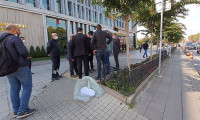 Belediye binası önüne beze sarılı ölü köpek bırakarak İBB'yi protesto etti