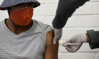 Güney Afrika'da çift doz aşı yaptıranların sayısı 10 milyonu geçti
