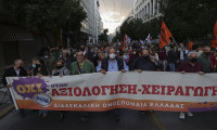 Atina'da öğretmenler sokaklara döküldü