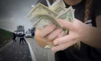 ABD'de akılamaz olay: Dolarlar otoyola saçıldı!