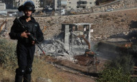 İsrail Filistinlilere ait 2 binayı yıktı