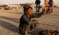 Afganistan'da yoksul halk, fırınların önünde yardım bekliyor