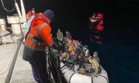 İzmir açıklarında 50 kaçak göçmen yakalandı