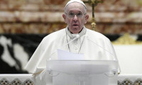 Papa kara kara düşünüyor: 'Trajedi'
