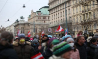 Avusturya’da sokağa çıkma kısıtlamasına rağmen Kovid-19 önlemleri protesto edildi