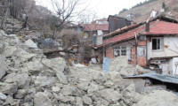 Beypazarı'nda evlerin üzerine kaya yağdı