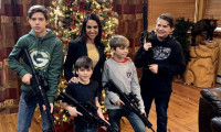 ABD'de bir Cumhuriyetçi vekil daha çocuklarıyla silahlı Noel fotoğrafı paylaştı