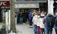 Fransa, öğrencilere bedava yemek dağıtan Türk'ü konuşuyor