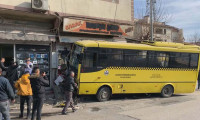 Gaziantep'te halk otobüsü büfeye daldı!