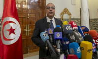 Tunus Başbakanı 5 bakanı görevden aldı