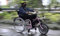 Tekerlekli sandalye kullanan kadın banka soydu