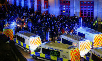 İngiltere'nin Bristol kentinde eylemciler karakola saldırdı