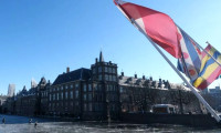 Hollanda'da bomba alarmı! Parlamento boşaltıldı