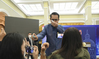 Soruya sinirlenen Tayland Başbakanı, gazetecilere dezenfektan sıktı