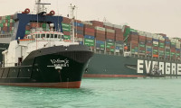 Süveyş Kanalı'nda gemisi sıkışan şirketten, 1 milyar dolar talep edildi