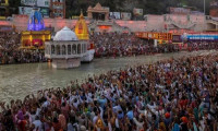 Salgına rağmen binlerce kişi Kumbh Mela festivalinde