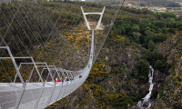 Yayalara özel en uzun asma köprü açıldı