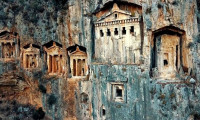Kaunos Antik Kenti'ndeki kaya mezarlarında yok olma tehlikesi