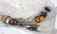 Muş'ta karla mücadele ekipleri, kapalı köy yollarını açmaya çalışıyorlar