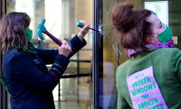 Aktivistler protesto için bankaların camını kırıyor